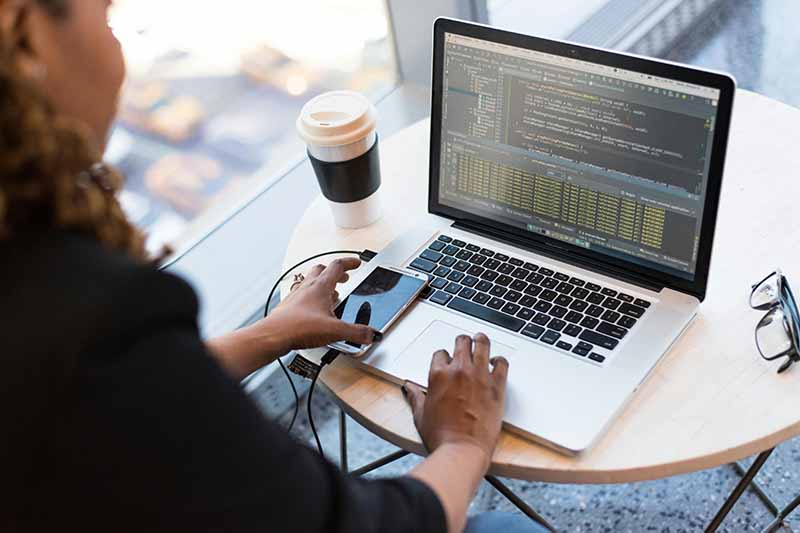 Informationssicherheit in Zeiten von Cloud und KI: Neue Risiken meistern, Compliance erfüllen, Resilienz steigern – ein Leitfaden für IT-Leiter im Mittelstand